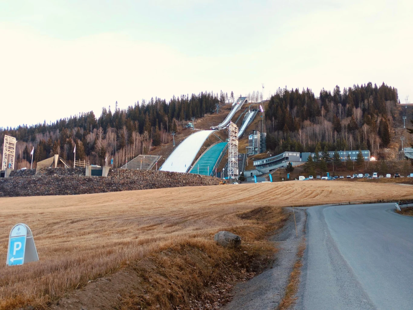Skocznia w Lillehammer góruje nad miastem Skocznia w Lillehammer góruje nad miastem