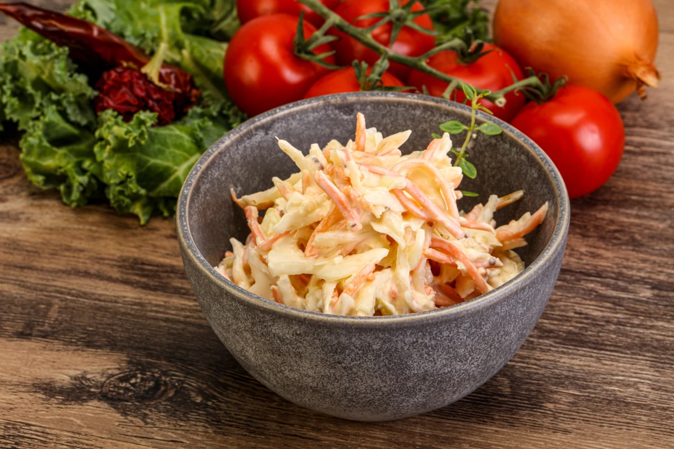 Surówka z białej kapusty dobrze wpływa na odporność i zdrowie jelit Surówka z białej kapusty dobrze wpływa na odporność i zdrowie jelit