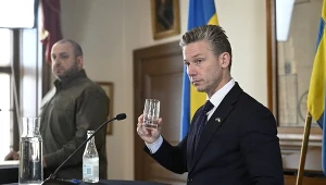 Szwedzi będą wspierać Ukrainę w produkcji pocisków i dronów. Na zdj. szwedzki minister obrony Pal Jonson, za nim (w głębi) Rustem Umjerov - minister obrony Ukrainy