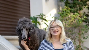 Maria Apoleika, twórczyni fanpage’a „Psie Sucharki”, autorka książki „Psie Sucharki idą na spacer” i jej pies Misio