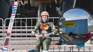 Dawid Kubacki, a w ramce przyczepa zwana szatnią dla polskich skoczków