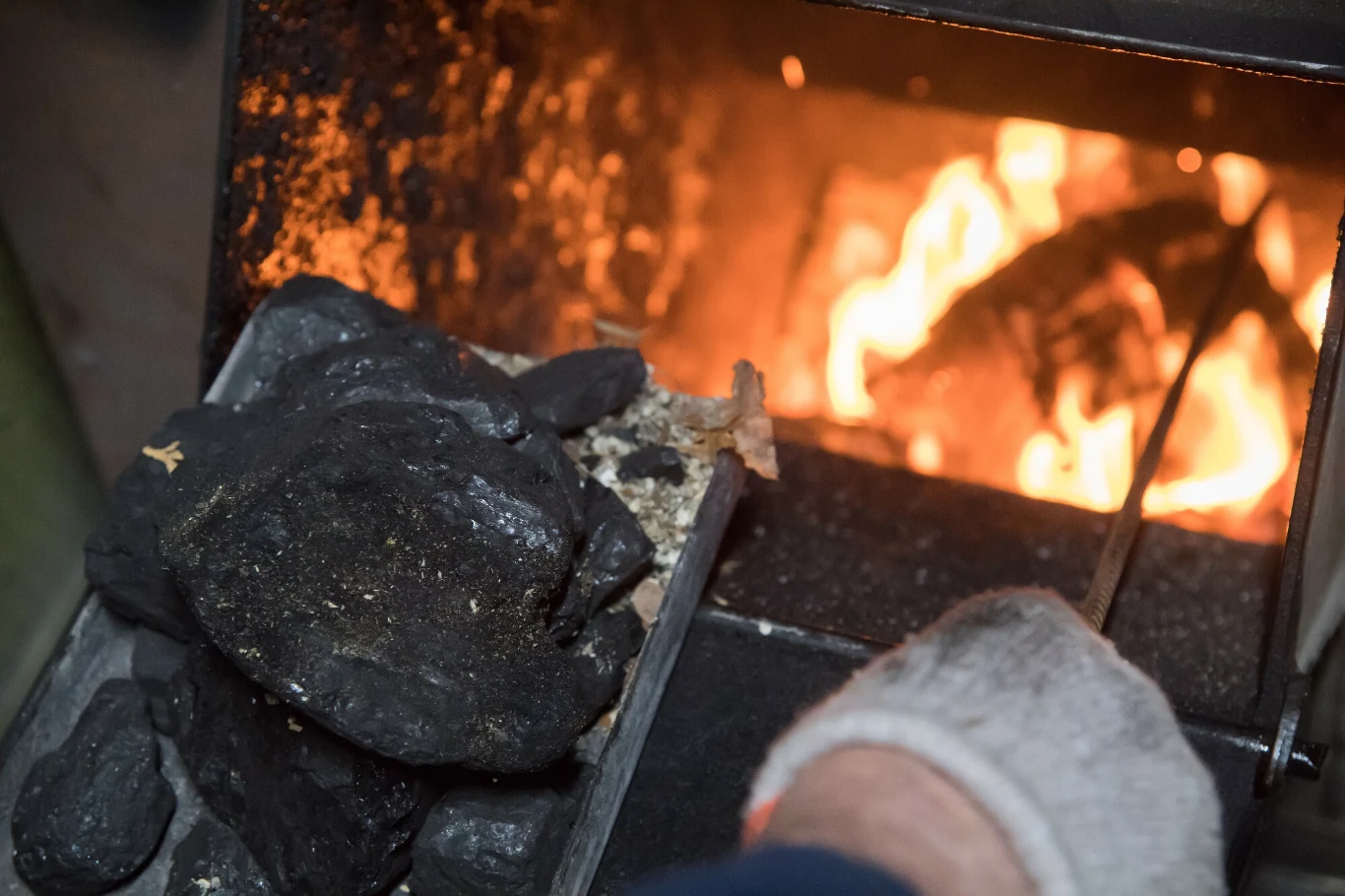 Węgiel błękitny przyczyni się do graniczenia emisji trujących substancji? Kotły węglowe jeszcze długo będą w polskich domach. Zdj. ilustracyjne Węgiel błękitny przyczyni się do graniczenia emisji trujących substancji? Kotły węglowe jeszcze długo będą w polskich domach. Zdj. ilustracyjne
