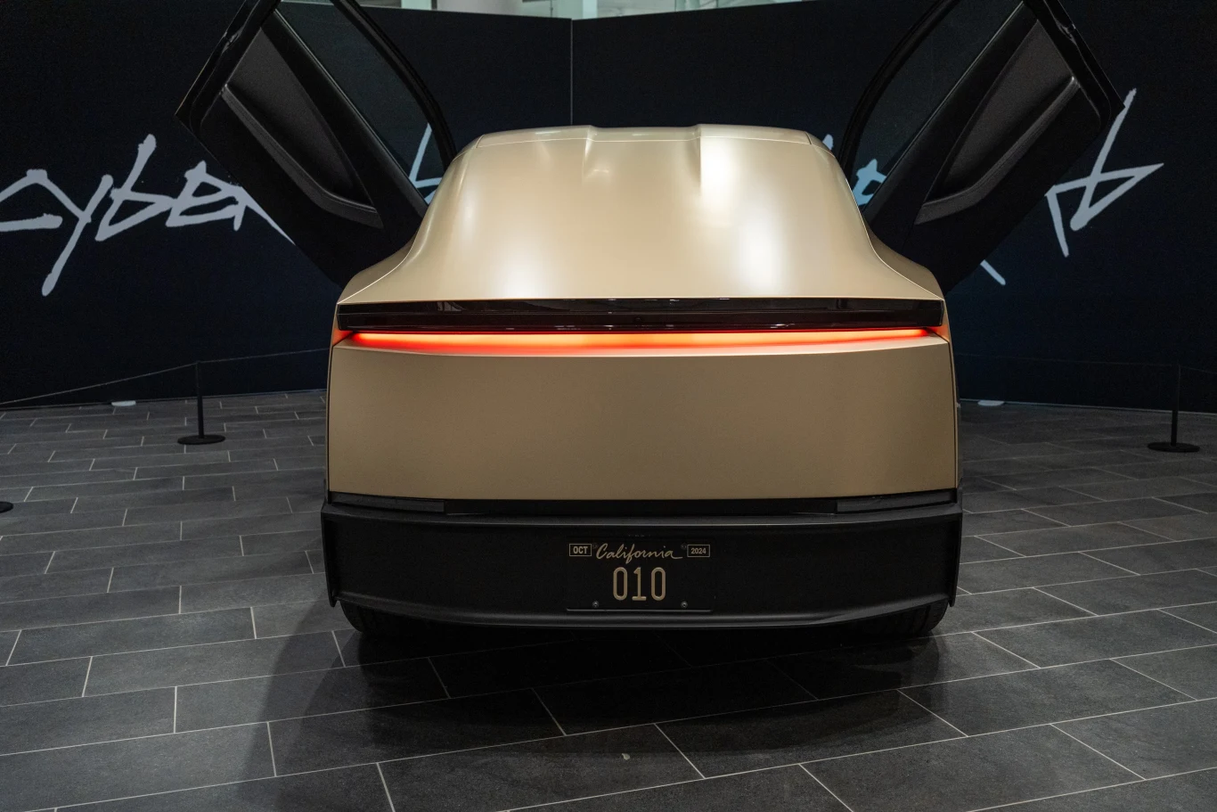 Kiedy Tesla Cybercab pojawi się na polskich drogach. Myślę, że nie wcześniej niż przed końcem tej dekady.