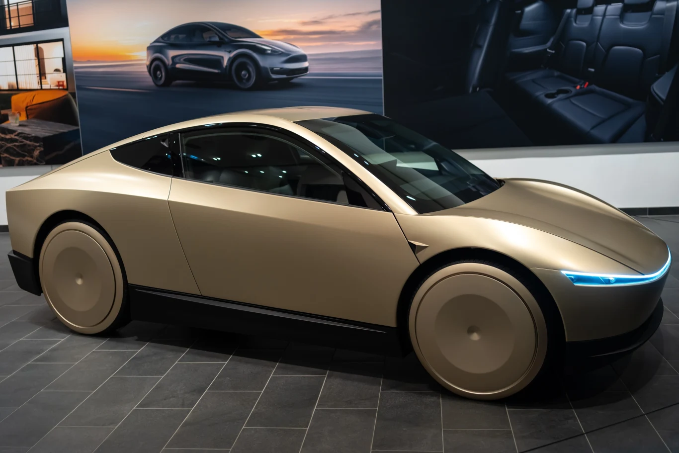 Tesla Cybercab prezentowana na zdjęciach to egzemplarz przedprodukcyjny. Uczestniczył w głośnej premierze w Los Angeles.