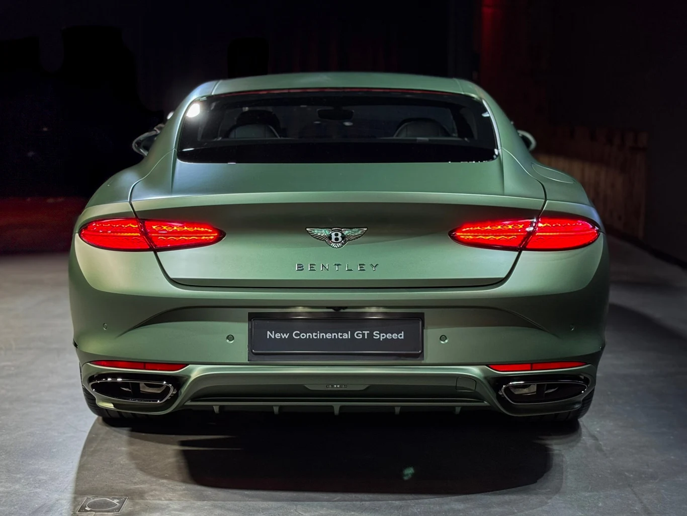 Z dwóch potężnych końcówek wydechu wydobywa się rasowy pomruk silnika V8. Po silniku W12 pozostały tylko wspomnienia.