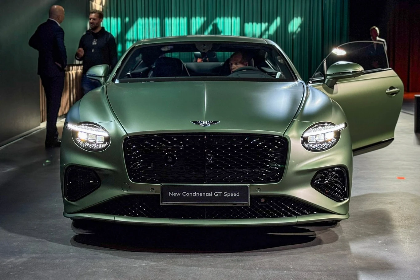 Przód Bentleya zwraca uwagę pojedynczymi reflektorami. Brytyjska marka sięgnęła po to rozwiązanie po raz pierwszy od czasów modelu S2, który zadebiutował w 1959 roku.