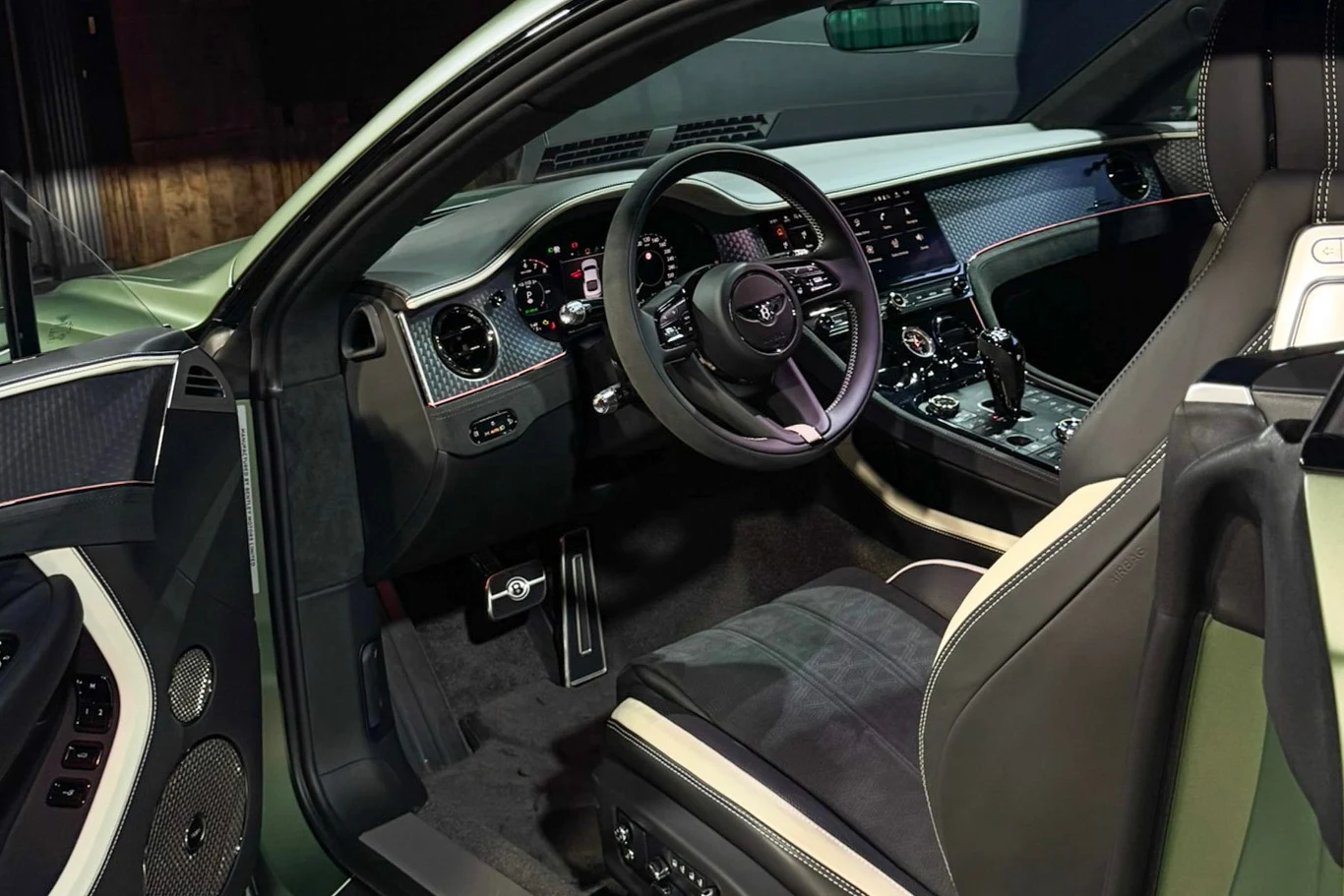 Opcjonalne fotele Wellness oferują zaawansowaną regulację postawy oraz automatyczną klimatyzację, dostosowującą warunki w kabinie do indywidualnych potrzeb pasażerów. Dzięki temu minimalizują zmęczenie podczas długich tras.