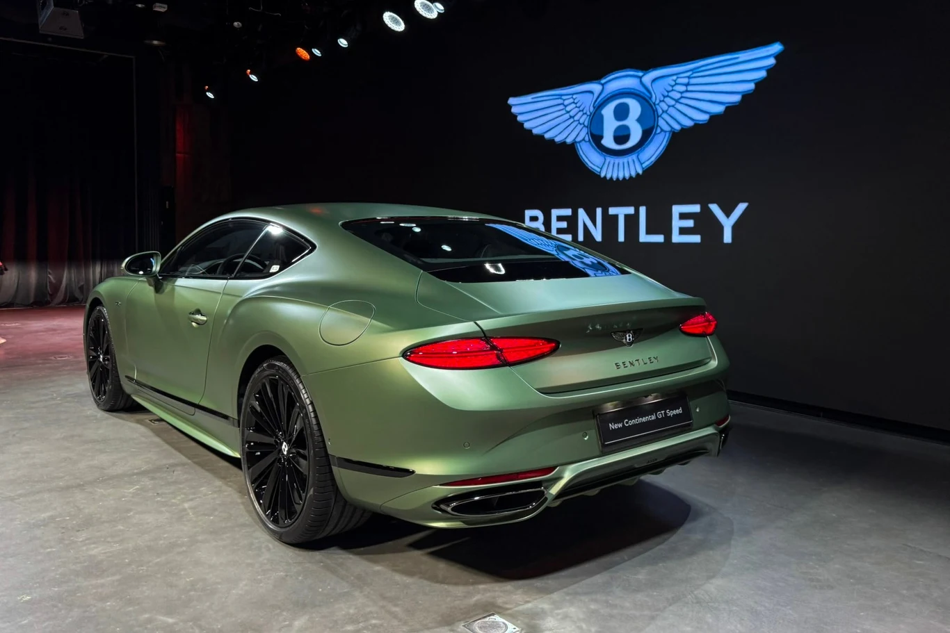 Nowe srebrne tylne światła to efekt sugestii klientów. Bentley udowadnia, że reaguje na takie potrzeby.