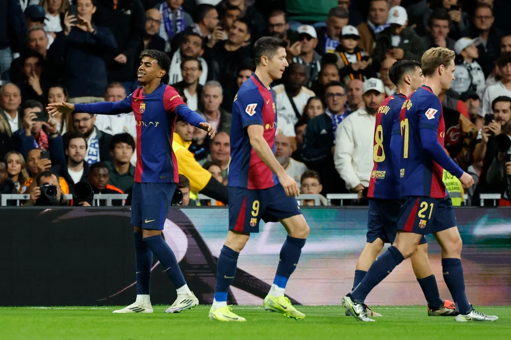 Lamine Yamal i Robert Lewandowski podczas El Clasico Lamine Yamal i Robert Lewandowski podczas El Clasico