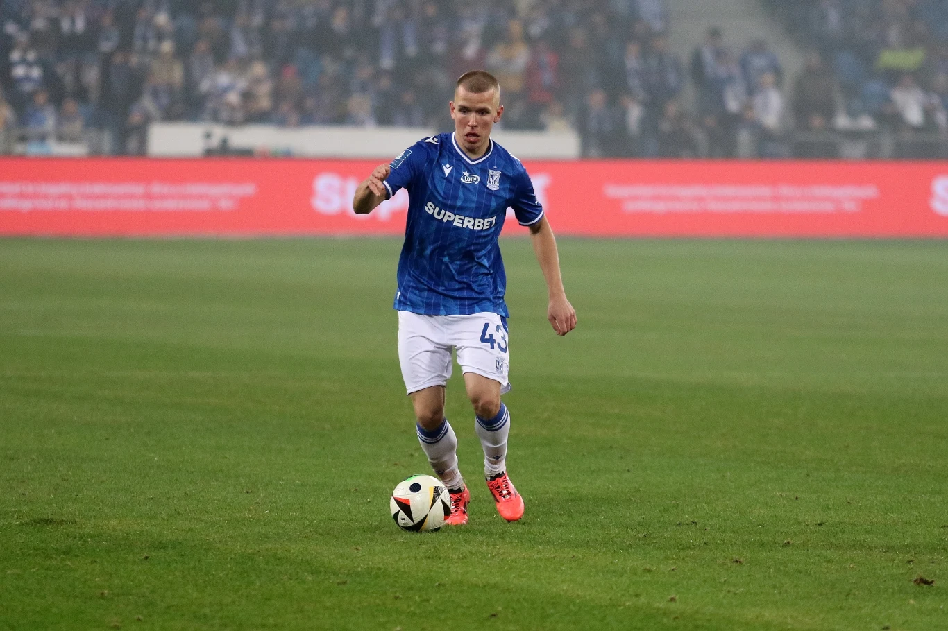 Powołanie do reprezentacji, nagroda młodzieżowca miesiąca. Antoni Kozubal też dostał swoją szansę w meczu z GKS Katowice