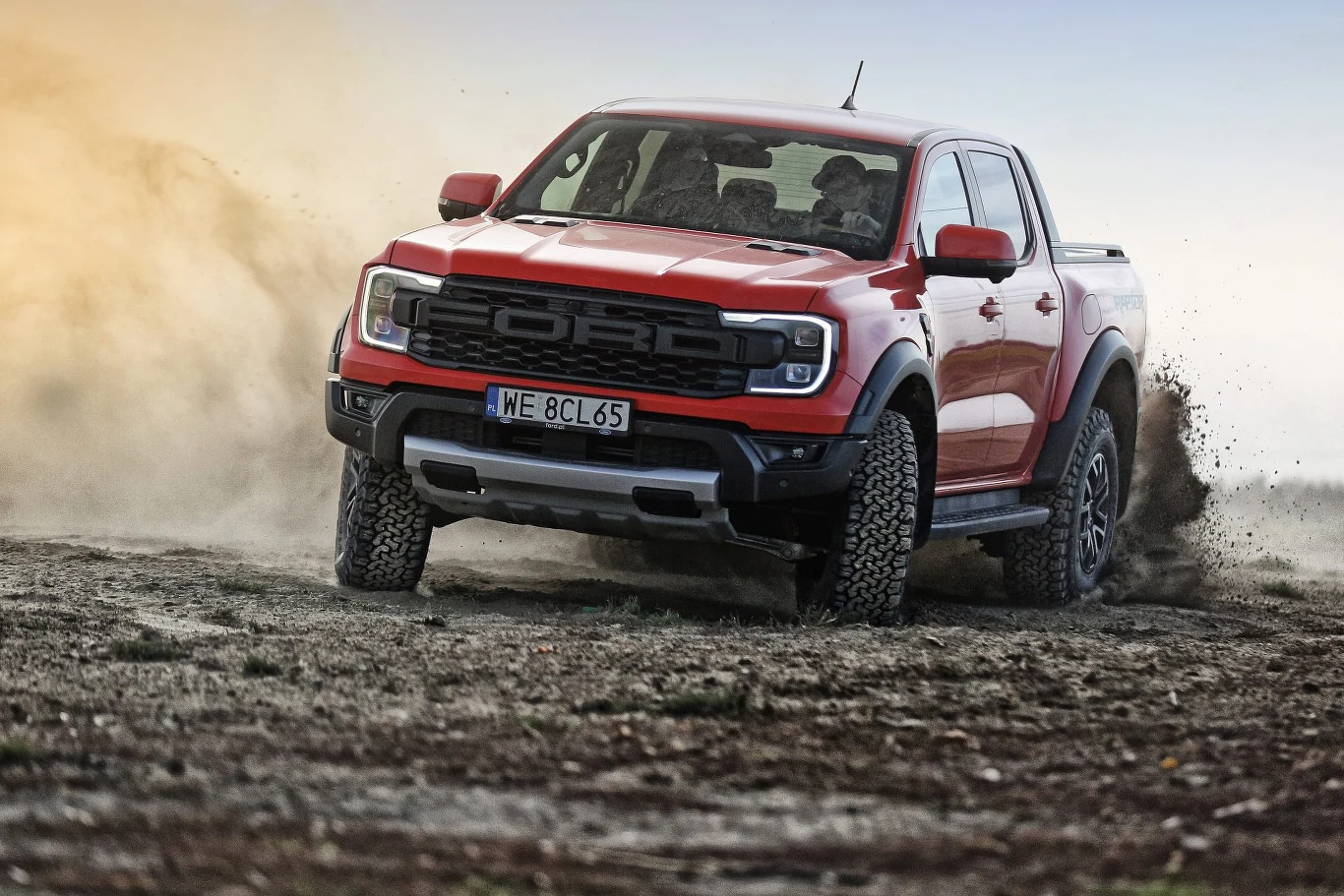 Raptor to pick-up klasy WRC - można nim jechać i szybko i efektownie Raptor to pick-up klasy WRC - można nim jechać i szybko i efektownie