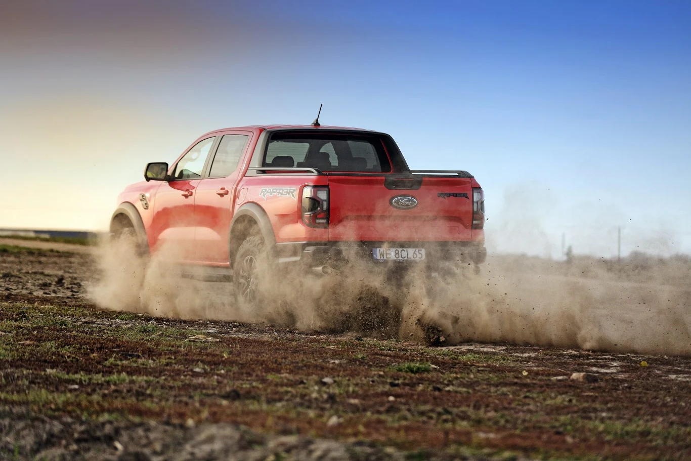 Zasadniczo pick-upy to auta do pracy, ale w Raptorze obowiązują inne zasady - najpierw zabawa, potem praca. Zasadniczo pick-upy to auta do pracy, ale w Raptorze obowiązują inne zasady - najpierw zabawa, potem praca.