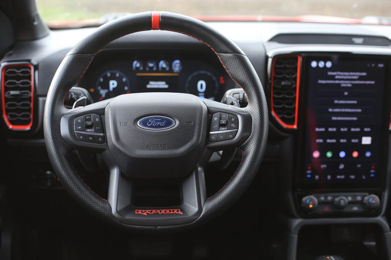 Jakość wykończenia kabiny i materiałów jest wyższa niż w przypadku klasycznych pick-upów. Jakość wykończenia kabiny i materiałów jest wyższa niż w przypadku klasycznych pick-upów.