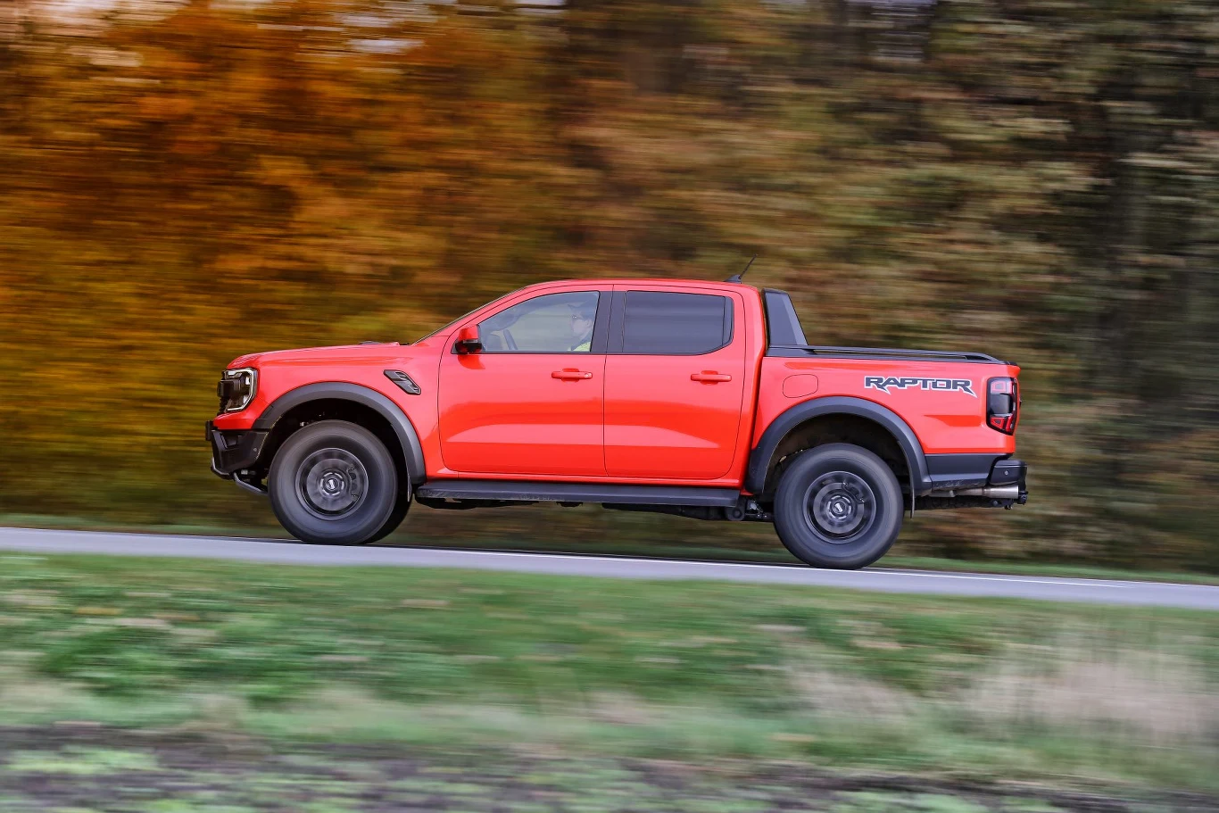 Na asfalcie Ford Ranger Raptor okazuje się zadziwiająco cywilizowany i komfortowy Na asfalcie Ford Ranger Raptor okazuje się zadziwiająco cywilizowany i komfortowy