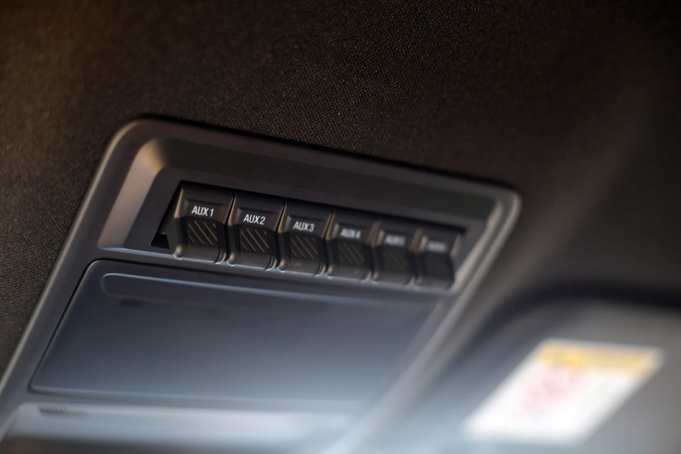 Fabryczny zestaw przełączników AUX pozwala operować dodatkowym wyposażeniem - na przykład oświetleniem dachowym czy wyciągarką Fabryczny zestaw przełączników AUX pozwala operować dodatkowym wyposażeniem - na przykład oświetleniem dachowym czy wyciągarką