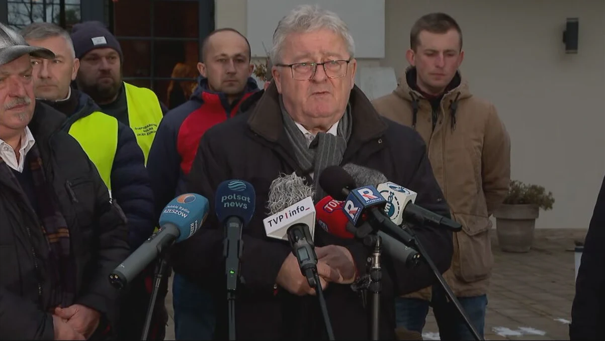 Minister rolnictwa Czesław Siekierski po spotkaniu z protestującymi rolnikami Minister rolnictwa Czesław Siekierski po spotkaniu z protestującymi rolnikami