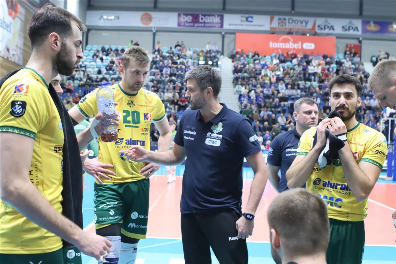 Michał Winiarski z zawodnikami Warty Zawiercie