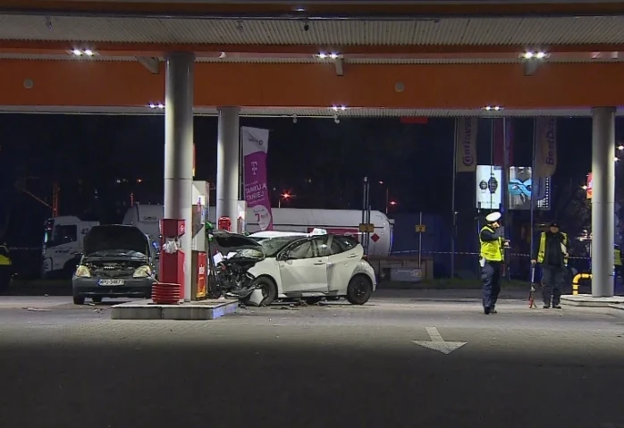 Warszawa. Samochód zjechał w dystrybutor gazu Warszawa. Samochód zjechał w dystrybutor gazu