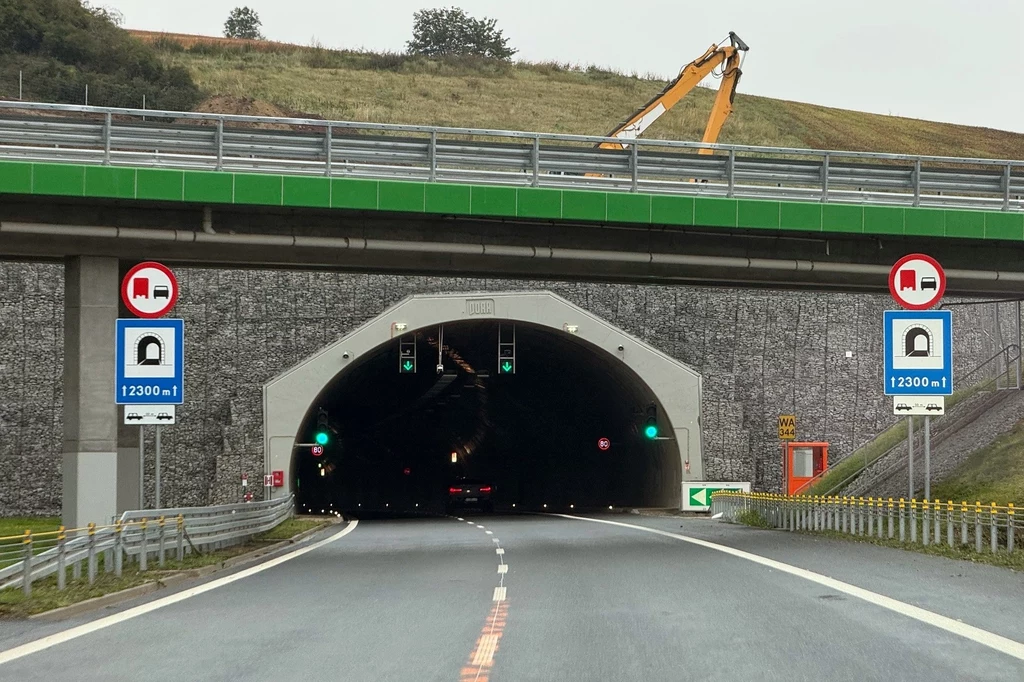 Jak prawidłowo jeździć w tunelu? Wielu polskich kierowców ma z tym poważny problem.