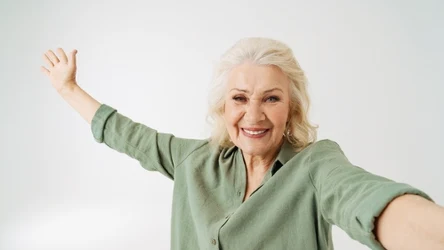 Fryzury dla andrzejki dla pań po 50-tce. Modne, odmładzające i pełne elegancji.