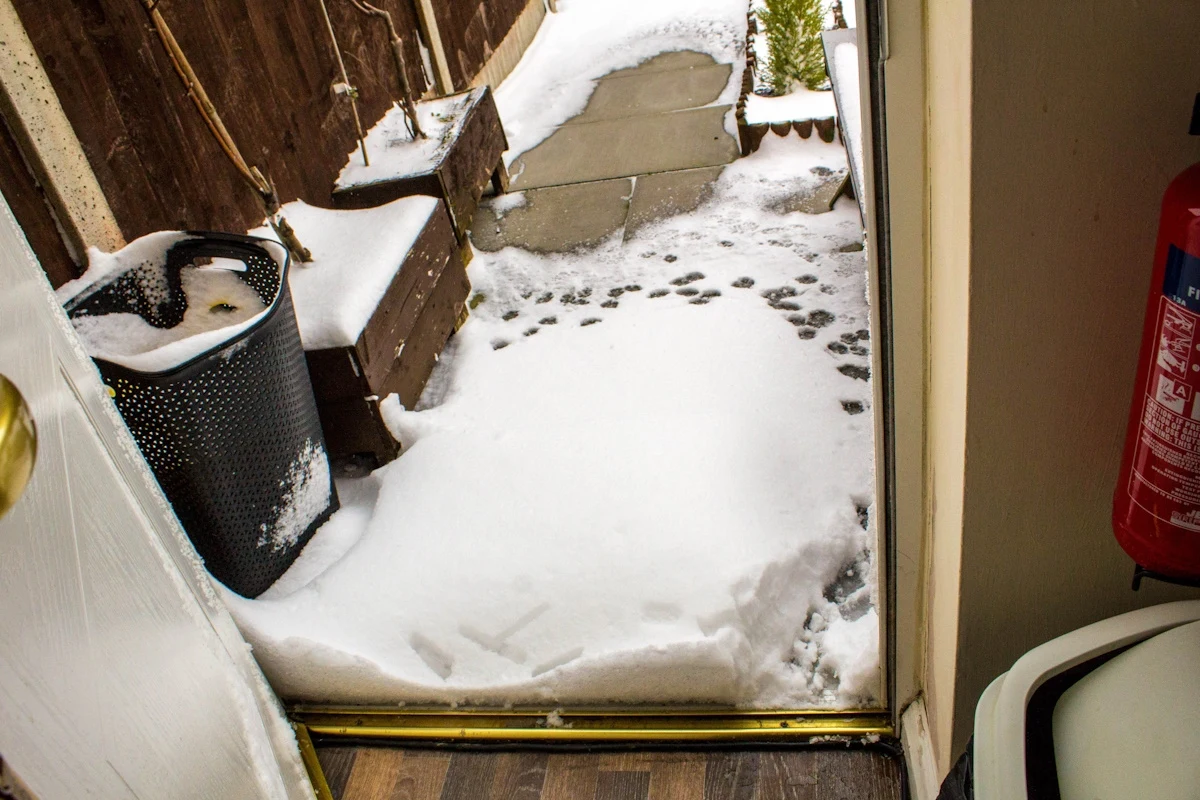 Dlaczego nie powinniśmy zostawiać jedzenia na balkonie zimą Ośnieżony balkon