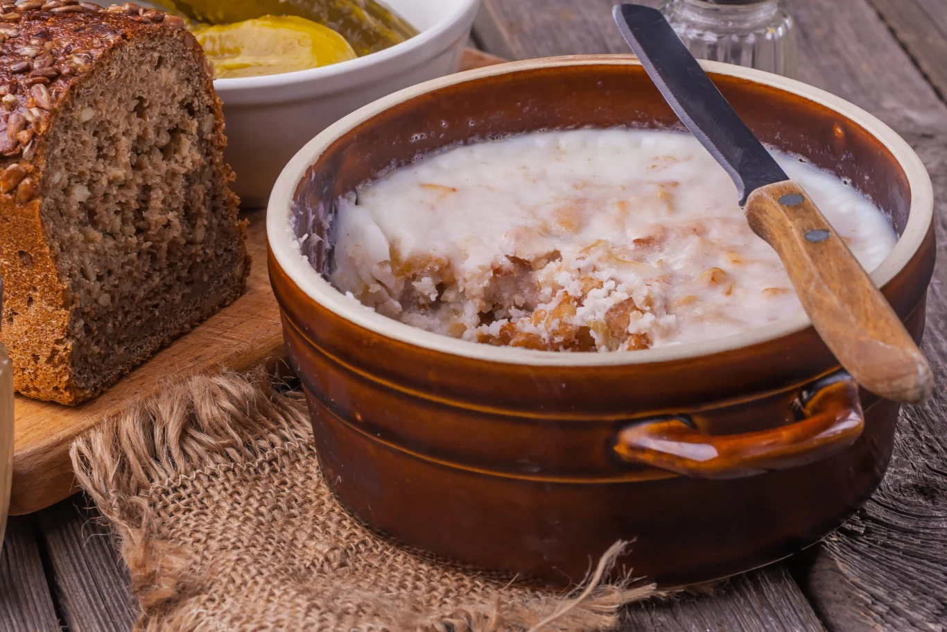Domowy smalec ze skwarkami i jabłkiem zasmakuje każdemu fanowi kuchni polskiej Domowy smalec ze skwarkami i jabłkiem zasmakuje każdemu fanowi kuchni polskiej