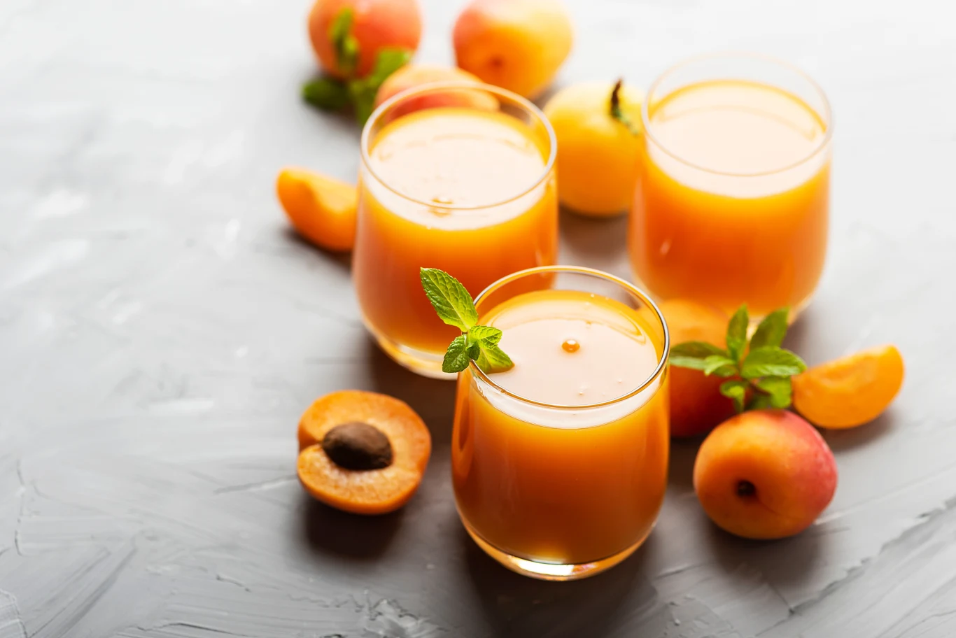 Sok z moreli jest bogaty w witaminę A, która opóźnia proces starzenia. 