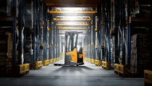 Wózek widłowy w magazynie