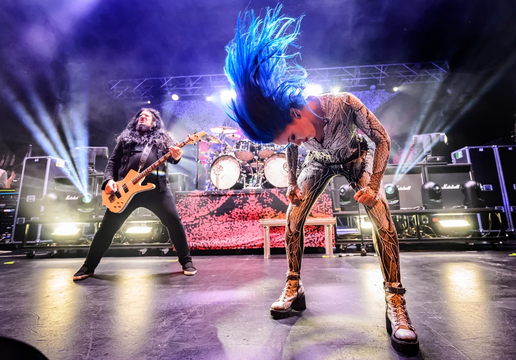 Sharlee D'Angelo i Alissa White-Gluz (Arch Enemy) w akcji