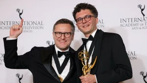 Producent Maciej Kubicki i reżyser Jakub Piątek z Międzynarodową Nagrodą Emmy za "Pianoforte"