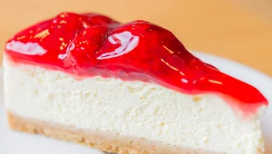 Potrząśnij sernikiem przed wyjęciem z piekarnika. Będzie idealnie upieczony i puszysty jak kołderka