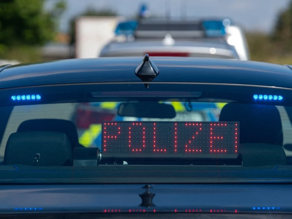 Według ustaleń niemieckiej policji bus poruszał się po śliskiej nawierzchni Według ustaleń niemieckiej policji bus poruszał się po śliskiej nawierzchni