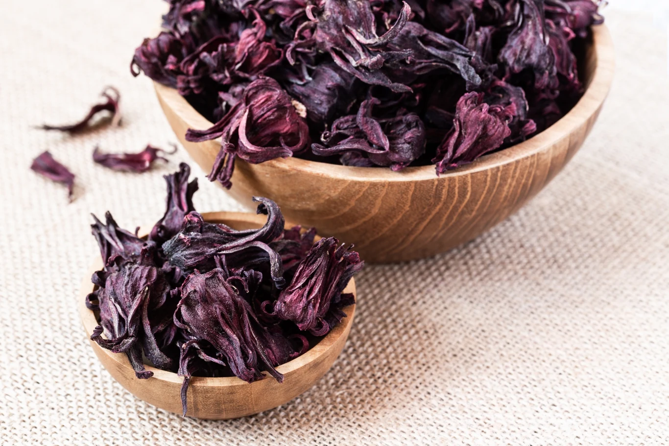 Karkade robimy z suszonych kwiatów hibiskusa, które kupimy w aptece, sklepie zielarskim albo nawet w supermarkecie. 