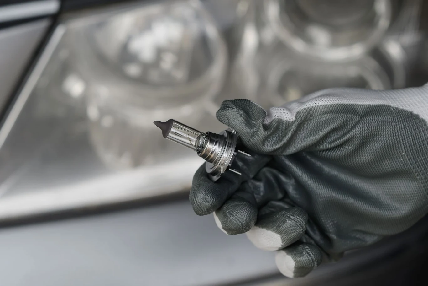 Jak wymienić żarówkę w samochodzie? Jak wymienić żarówkę w samochodzie?