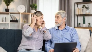 Jak dobrać odpowiedni aparat słuchowy dla seniora?