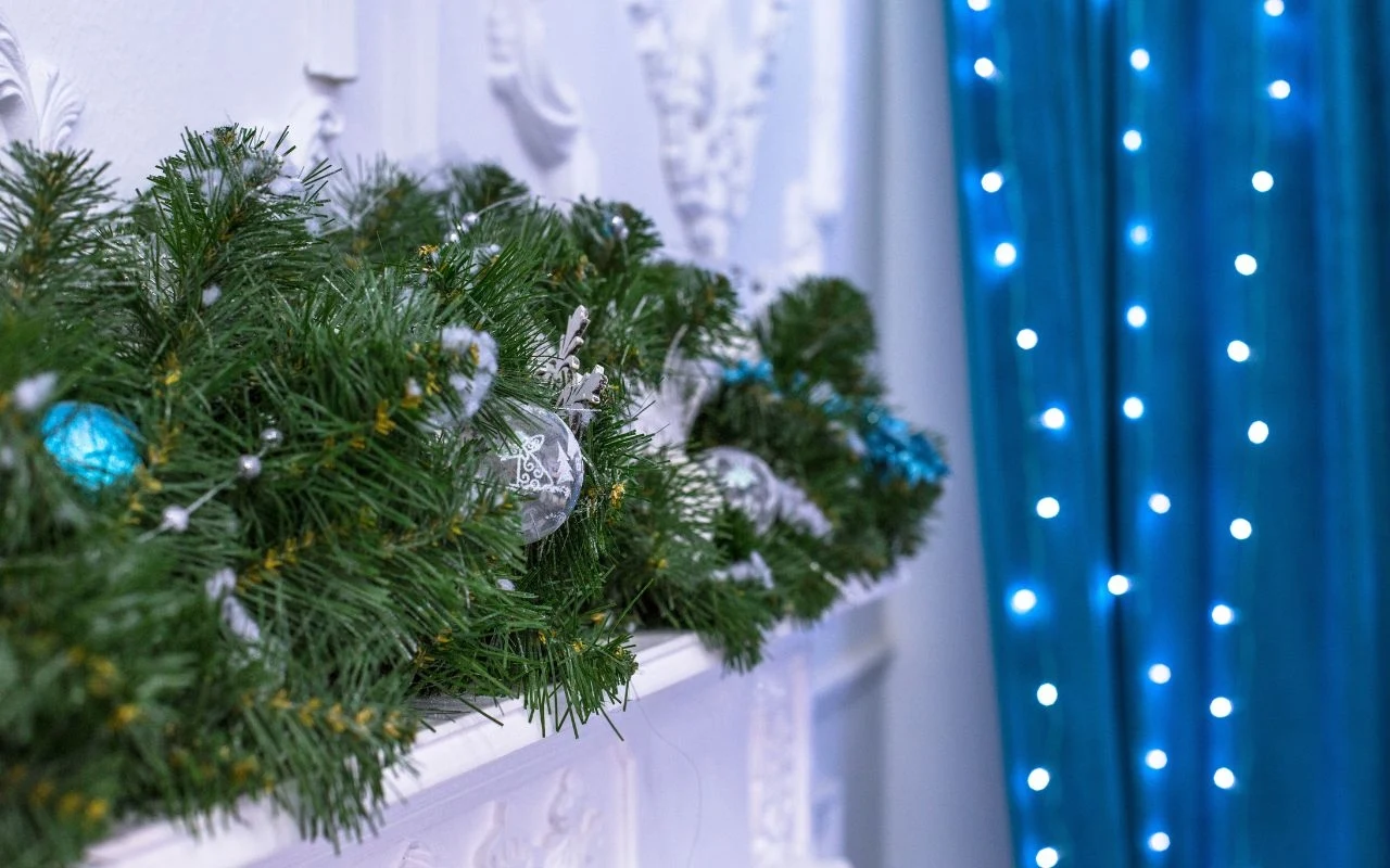 ozdobny łańcuch ze sztucznego świerku