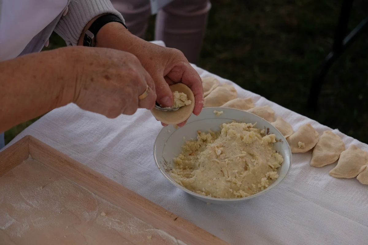 Sztuczna inteligencja została zapytana o to, jakie jest najlepsze polskie danie wszech czasów. Wiele osób z pewnością zgodzi się z opinią AI kobieta lepi pierogi