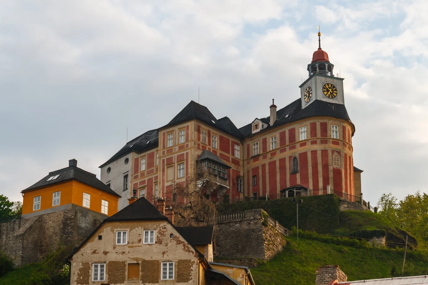 Zamek Jánský Vrch został w pełni odrestaurowany i jest udostępniony dla zwiedzających. Leży tuż przy granicy. 