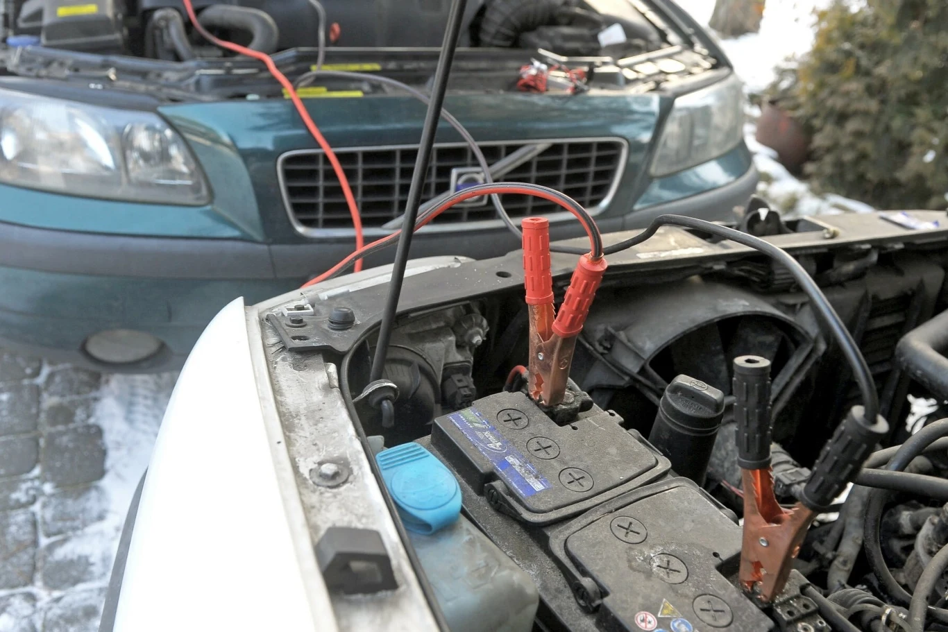 Jak uruchomić auto za pomocą kabli rozruchowych? Jak uruchomić auto za pomocą kabli rozruchowych?