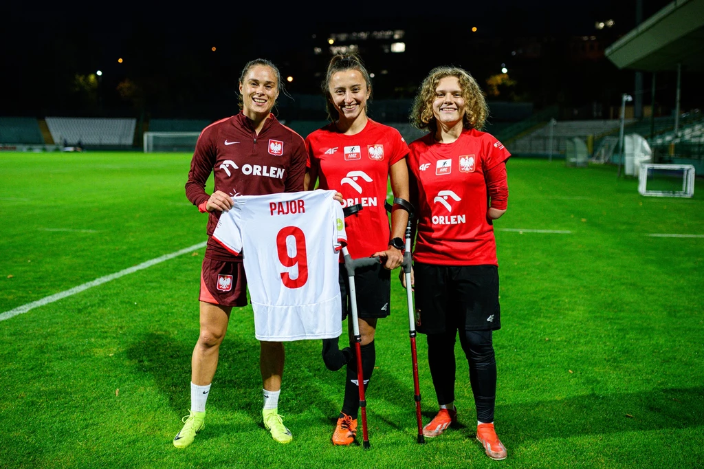 Monika Kukla (na środku) w otoczeniu Ewy Pajor i koleżanki z reprezentacji, Alicji Sowińskiej Monika Kukla (na środku) w otoczeniu Ewy Pajor i koleżanki z reprezentacji, Alicji Sowińskiej