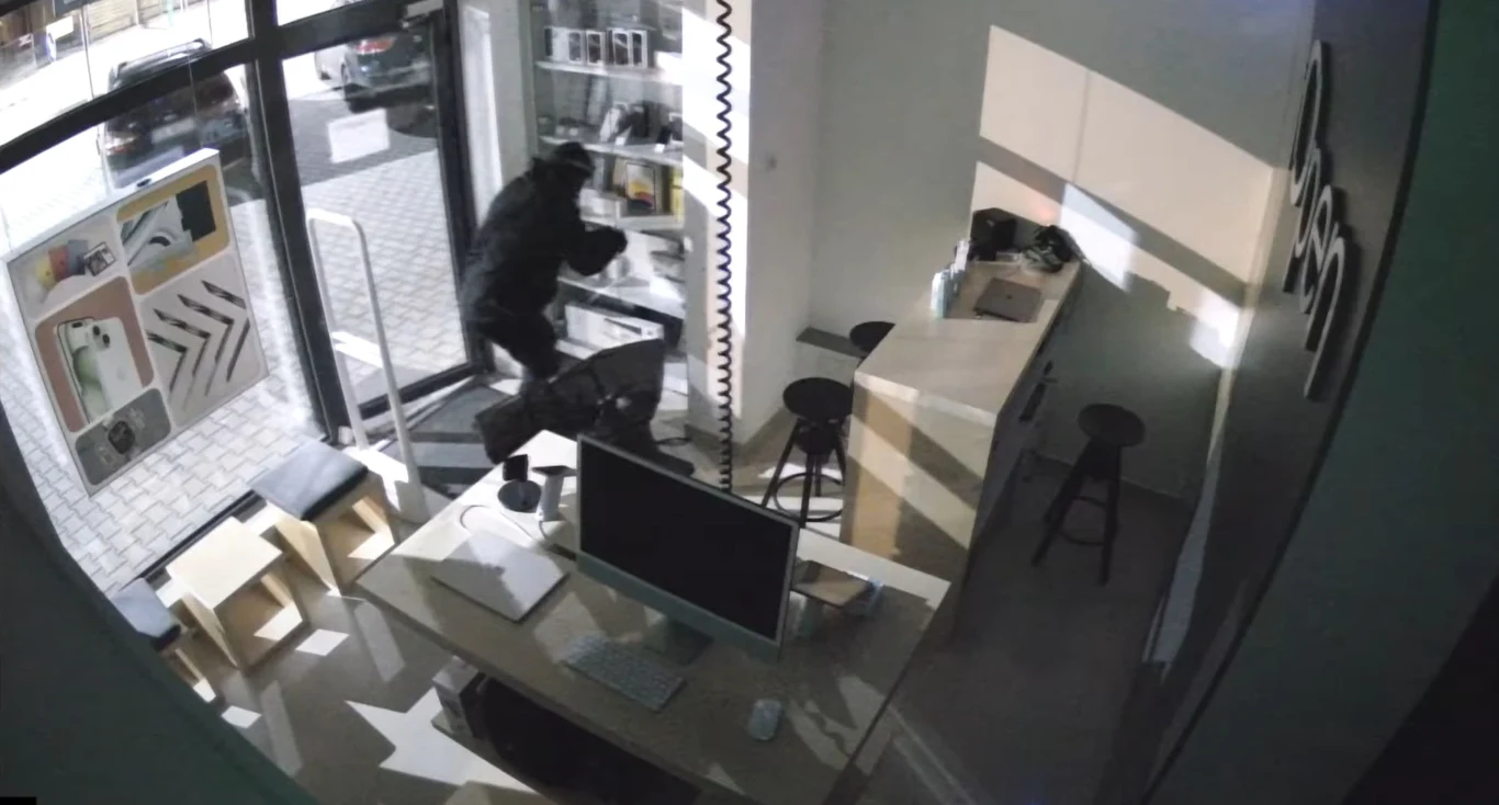 Przyjechał na hulajnodze i ukradł kilkanaście iPhone'ów. Szukają spracy Przyjechał na hulajnodze i ukradł kilkanaście iPhone'ów. Szukają spracy