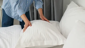 Wsypuję 4 łyżki do płynu do prania. Poduszki są puszyste jak chmurka