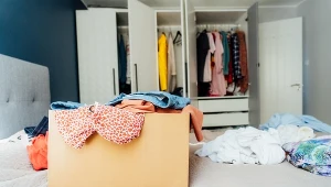 Gdzie wyrzucać stare ubrania? Wiele osób nie ma o tym pojęcia