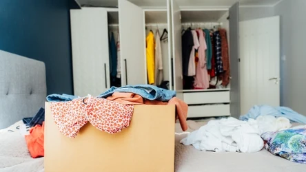 Gdzie wyrzucać stare ubrania? Warto robić to świadomie i sięgać po najlepsze rozwiązania.