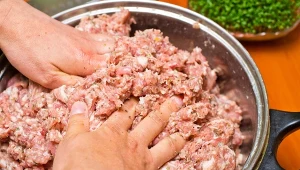 Co dać do mielonych zamiast bułki? Z tym składnikiem wyjdą niezwykle puszyste