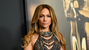 Jennifer Lopez śmiało eksponuje nogi w mini. 55-latka zdumiewa