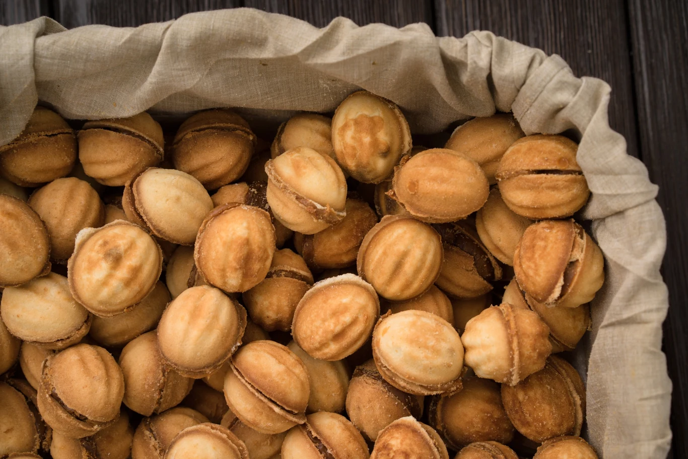 Kruche ciastka orzeszki z kremem były hitem w PRL-u Kruche ciastka orzeszki z kremem były hitem w PRL-u