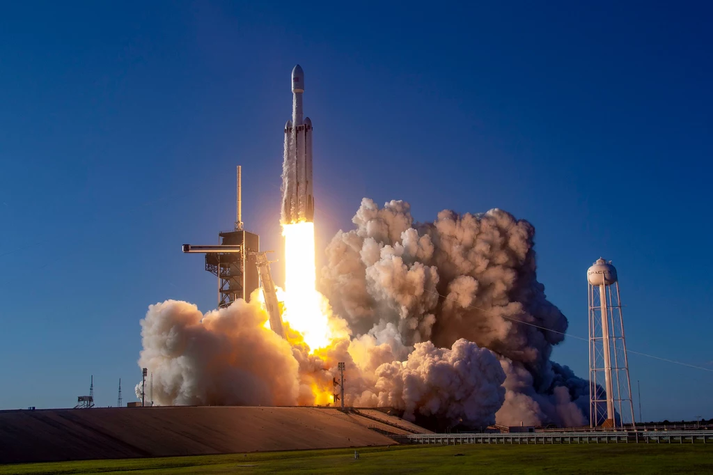 Falcon Heavy firmy SpaceX. NASA wybrała rakietę do misji drona Dragonfly na księżyc Saturna.