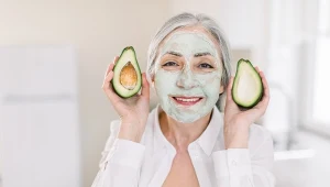 Nakładaj regularnie 3 łyżki tej domowej maseczki na twarz. W końcu pozbędziesz się zmarszczek