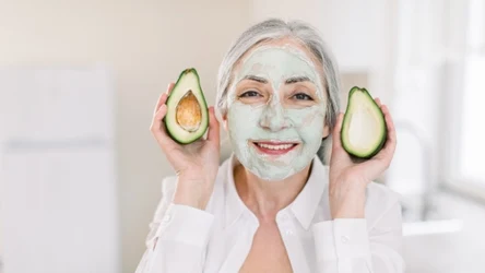 Awokado i miód można wykorzystać nie tylko w kuchni, ale też w pielęgnacji twarzy. 